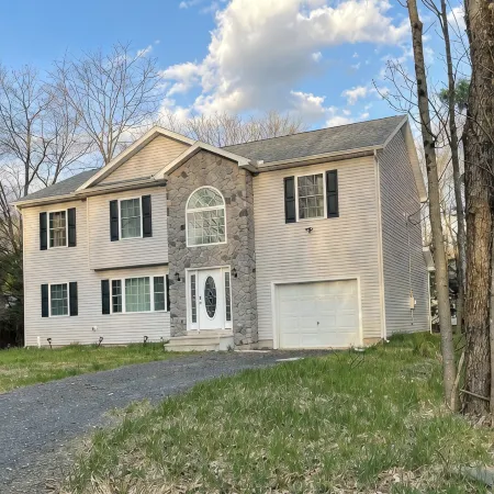 Cozy & Modern Pocono Escape – Near Lakes, Fireplace & Game Night Ready!