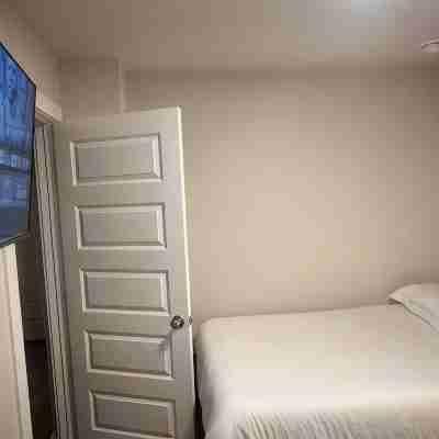 Gorgeous 3-bedroom house with 6 Beds and AC in Odessa Rooms