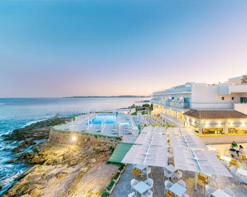 โรงแรม อะโตลอน และ คาอาฟู บีช คลับ โรงแรมในLlevant