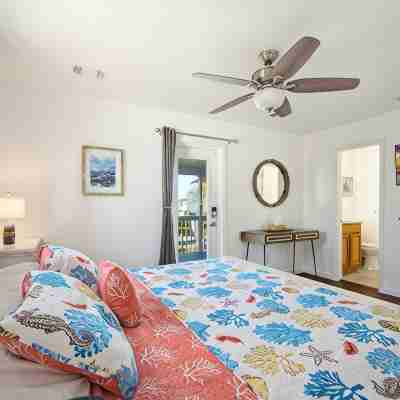 Heated Pool -Dock and 3 Min from the Beach Rooms