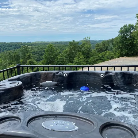 Modern 1 bedroom Guest House with sweeping views of the Redbank Creek and Valley