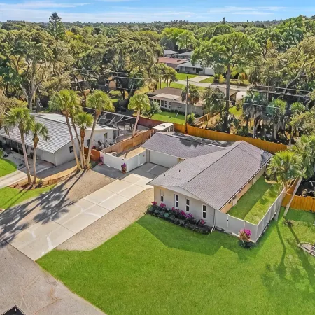 Close to beaches & bike Path w/ lots of gear to enjoy all the nearby recreation!