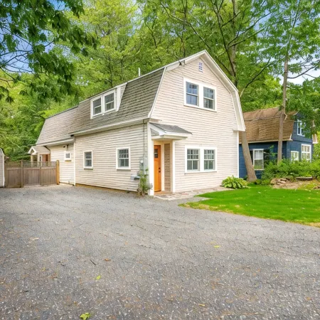 New! Coastal Beach House, Steps to Cape Neddick Beach with 4Br+Sleeps 9!