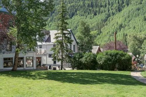 Style & Location! Steps to Gondola, Main Street, River 1 Bedroom Condo by RedAwning - balcony