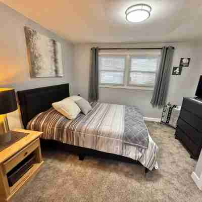 Charming 3-bedroom house with WiFi, AC in lovely Green Bay- close to Lambeau Rooms