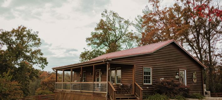 Stunning Blue Ridge Mountain View Cabin with Covered Hot Tub in Luray, VA Hoteles en Condado de Page