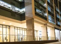 2BR One Uptown Residences Near Uptown Mall, Mitsukoshi, and restaurants - Balkoner