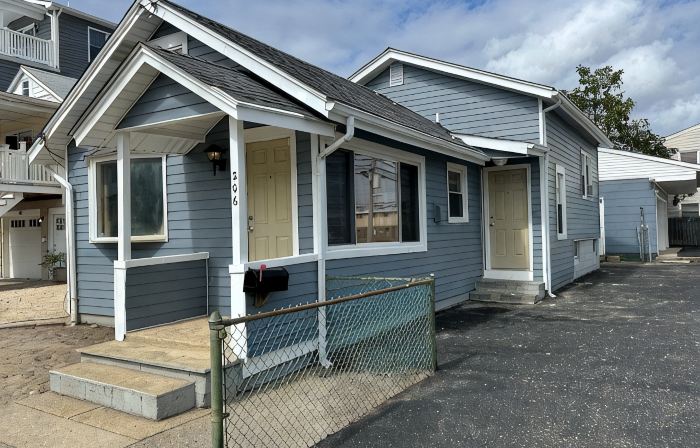 Newly Renovated-2 BR 1 BA House