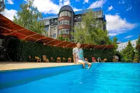 Golden Dragon - Pool