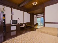 Maple Leaf Holiday Villa Hotels near Cingjing
