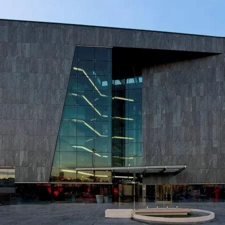NH Madrid Las Tablas Отели рядом с достопримечательностью «Станция метро Montecarmelo»