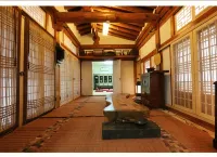 Gwiae Traditional House - parking