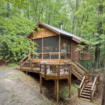 Bird Song Cabin: Romantic-Cozy-w/Hot Tub-Fast WiFi Near Helen, GA. Pet-Friendly!
