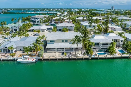 Latitude 24!  Cabana Club access, deep canal, jacuzzi, kayaks, ice machine.
