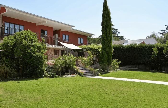 Peñalara-la casa de Galapagar, romantic stone lodging with fireplace.