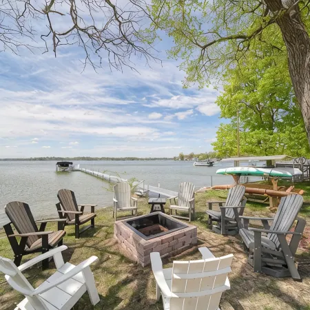 Large Lakefront Retreat – Sleeps 17+ Отели в г. Ленауи Каунти