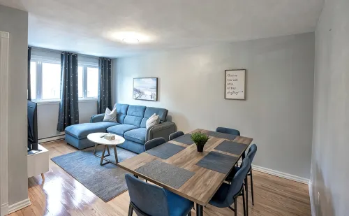 3BR 6Beds 5min Walk distance to Metro, Free Parking, next to Place Bell AC - 4-Star