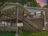 Lake front, spacious & cozy home with entertainment room. Hotels in Shell Knob