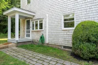 Charming 4-bedroom home in marvelous Tisbury walking distance to shops and ferry - 4-Star