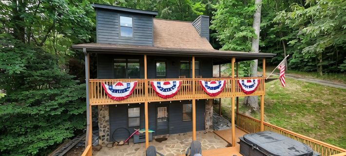 Lakefront Home & Guest House with Two Docks, and Breathtaking Mountain Views! Hotels in Towns County