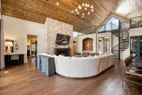 New Lux Cabin! 5500sf / GolfSim / MoviTheatr / HotTub / 4KingStes / Gym&Billiard