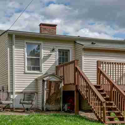 Cozy pet-friendly home with fenced backyard, fully equipped for long-term stays. Hotel Exterior
