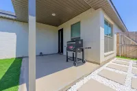 Four beds w/ 1 king, 3 queen beds each with a TV. Centrally located! No pets - 民泊