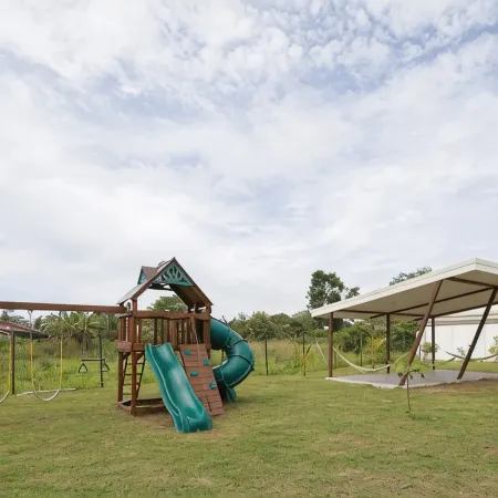 Modern Stylist 3 BR Beach House, w/Private Pool & Fast WiFi.