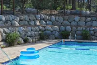 BEST RATE 3bed/2bath SLEEPS 6 GREAT LOCATION - CLOSE TO ALL SKI AREAS - Pools