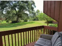 Studio in quite lake setting. Perfect for Golf, visit New Orleans or just relax. Hotels in Diamondhead