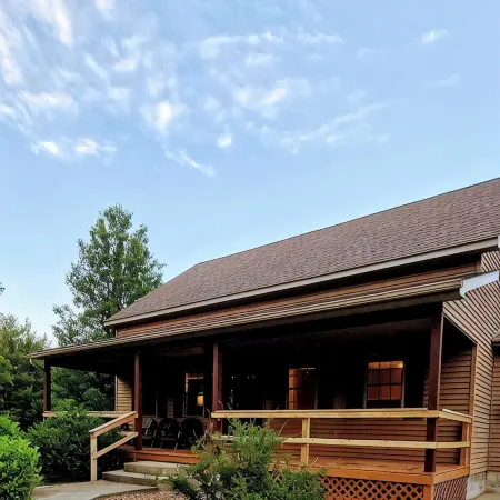 Romantic couples getaway in awesome Bluford with WiFi, Fireplace, and Game Room