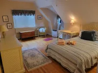 Walk to 3 beaches, downtown docks/waterfront. Dog friendly.  Includes Beach Pass