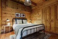 Boutique All Wood Cottage in the Woods
