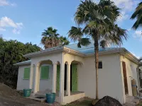 Comfortable villa, swimming pool, tropical garden, near beach st Anne, 8 pers Hotels in 