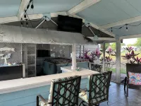 Spacious home directly on Lake Grassy canal. Boat house, hot tub & pool table - 2 stjerner