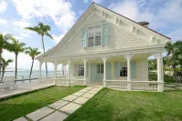 Harbourside house with private pool - amazing sea views! のホテル