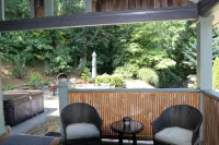 Romantic Escape-Private with Hot tub & Fireplace and Fenced Yard. Sleeps 2 - Bungalows