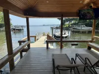 Romantic bungalow on Lake Murray w/cold plunge/hot tub/sauna, gym & dock gazebo - 4-Star