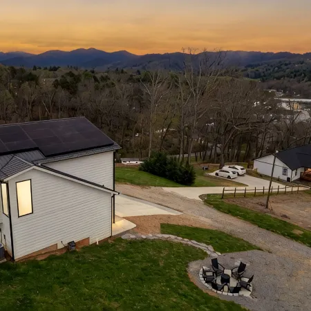 Mon Trèsor, Mountain Views with hot tub and deck