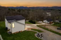 Mon Trèsor, Mountain Views with hot tub and deck