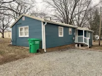 Cozy 1-bedroom house with AC and WiFi in charming Farmington - Homestays