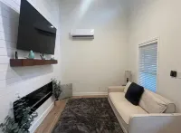 Calming 1-bedroom yellow door house close to lake with Wi-Fi, AC