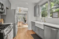 Airport Cottage - Kitchen
