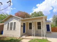 Peaceful home with an amazing yard near downtown San Antonio. Pet Friendly! 미션 트레일 주변 호텔
