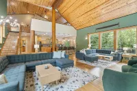 4000sqft, 1-acre Custom Cabin Retreat w Game Room, Hot Tub & Sauna @Mt Hood - 4-Star