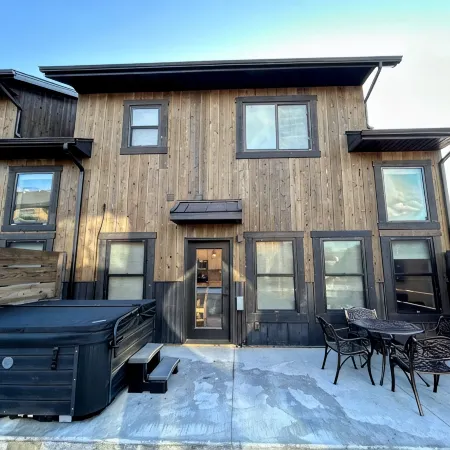 Modern Gem • 2 Kings • Bunks • Hot Tub • Walkable to Driggs • Mountain Views