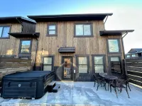 Modern Gem • 2 Kings • Bunks • Hot Tub • Walkable to Driggs • Mountain Views - 4-stjärniga