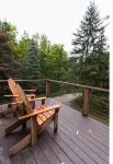 Walk to HoliMont! Cozy Creekside Haven in Downtown Ellicottville - Homestays