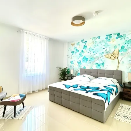 "My Apartment" Flowers with fireplace for up to 10 people