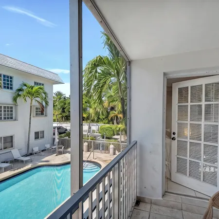Keybiscayne Charmer half a block from private Beach, Restaurants and Boutiques!!